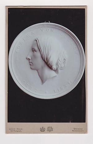 Original Photographie einer Medaille  / Wandteller  Cosima von Bülow im Profil zeigend.