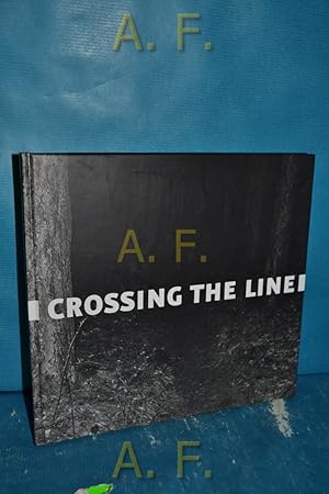 Bild des Verkufers fr Crossing the line [anlsslich der Ausstellung "Crossing the Line" die in Prag vom 20. - 23. Mai im Toskansky Palais und vom 27. Mai bis 6. Juli in der Kunsthalle Wien gezeigt wird]. [bers. Don Mader .] zum Verkauf von Antiquarische Fundgrube e.U.