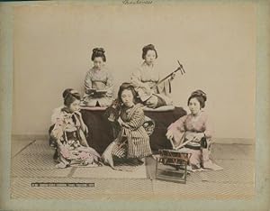 Bild des Verkäufers für Foto Japanische Sängerinnen, traditionelle Instrumente Samisen, Taiko, Tsudzumi, Fuye, Kimono zum Verkauf von akpool GmbH