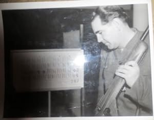 Bild des Verkufers fr Walter Gehmann (Weltmeister 1939) in Caracas 1954 7. im Kleinkaliberschieen. Pressefoto. zum Verkauf von Antiquariat Ursula Hartmann