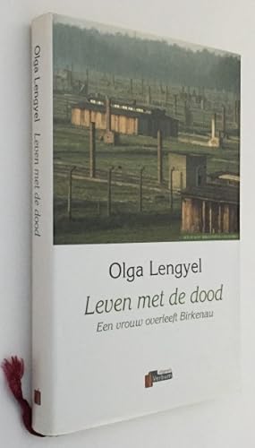 Imagen del vendedor de Leven met de dood. Een vrouw overleeft Birkenau. [Verbum Holocaust Bibliotheek] a la venta por Antiquariaat Clio / cliobook.nl