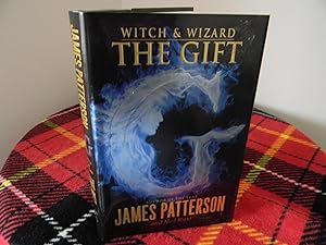 Bild des Verkäufers für The Gift (Witch & Wizard) zum Verkauf von Hall's Well Books