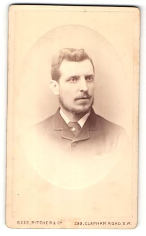 Image du vendeur pour Photo Rees, Pitcher, London, Portrait charmanter junger Mann im Jackett mis en vente par Bartko-Reher