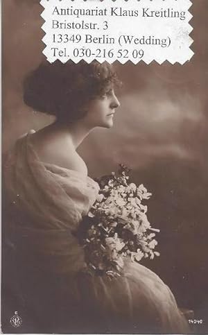Junge Dame im Seitenprofil mit Blumenstrauß