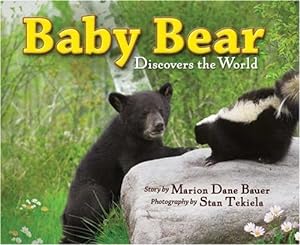 Image du vendeur pour Baby Bear Discovers the World (Wildlife Picture Books) by Bauer, Marion Dane [Hardcover ] mis en vente par booksXpress