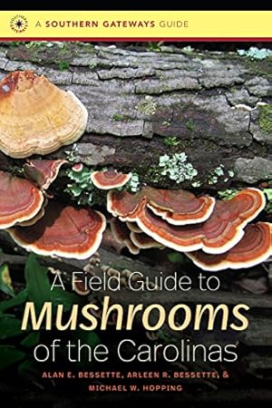 Imagen del vendedor de A Field Guide to Mushrooms of the Carolinas (Southern Gateways Guides) [Soft Cover ] a la venta por booksXpress