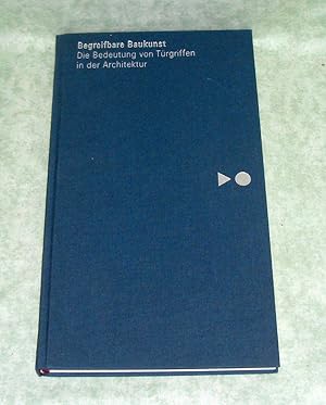 Bild des Verkufers fr Begreifbare Baukunst. Die Bedeutung von Trgriffen in der Architektur. Publikation zur gleichnamigen Ausstellung in Berlin. zum Verkauf von Antiquariat  Lwenstein