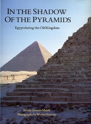 Imagen del vendedor de In the Shadow of the Pyramids: Egypt during the Old Kingdom (Echoes of the Ancient World) by Forman, Werner, Malek, Jaromir [Paperback ] a la venta por booksXpress