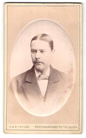 Image du vendeur pour Photo A., G. Taylor, London, Portrait Mann mit gescheitelter Frisur und Brtchen mis en vente par Bartko-Reher