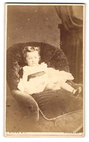 Photo Byrne, Co., Richmond, Portrait kleines Mädchen im weissen Kleid auf Sessel sitzend