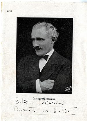Porträt-Druck von Toscanini auf Karton montiert mit eigenhändigem Namenszug und Datum.