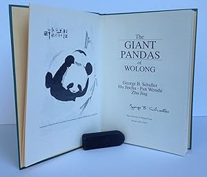 Immagine del venditore per The Giant Pandas of Wolong venduto da Dela Duende Books