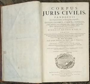 Bild des Verkufers fr Corpus Juris Civilis, Pandectis ad Florentinum Archetypum Expressis - Institutionibus, Codice et Novellis, Addito Textu Graeco, ut & in Digestis & Codice, Legibus & Constitutionibus Graecis, cum Optimis Quibusque Editionibus Collatis. Cum Notis Integris, Repetitae Quintum Praelectionis, Dionysii Gothofredi, Praeter Justiniani Edicta, Leonis & Aliorum Imperatorum Novellas, ac Canones Apostolorum, Graece & Latine, Feudorum Libros, Legis XII. Taul. & Alios ad Jus Pertinentes Tractatus, Fastos Consulares, Indicesque Titulorum ac Legum: & Quaecunque in Ultimus Parisiensi vel Lugdennensi Editionibus Continentur, Huic Editioni Novi Accesserunt Pauli Receptae Sententiae cum Selectis Ntis J. Cujacii et Sparsim ad Universum Corpus Antonii Anselmo, Observationes Singulares, Remissiones & Notae Juris Civilis, Canonici, & Novissimi ac in Praxi Recepti Differentiam Continentes; Denique Lectiones Variae & Notae Selectae Augustini, Bellonii, Goveani, Cujacii, Duareni, Ruffardi, Hottomanni, Contii, Rob zum Verkauf von Antiquariat Buchseite