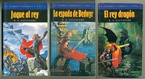 Imagen del vendedor de LA SOMBRA CARMESI (3 Vols.) I. La Espada de Bedwyr - II. Jaque al rey - III. El rey Dragon a la venta por Ducable Libros