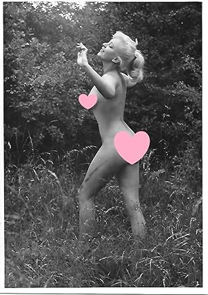 Image du vendeur pour Superbe blonde nue dans la nature.Photographie originale en tirage argentique. mis en vente par Bouquinerie Aurore (SLAM-ILAB)