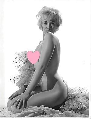 Image du vendeur pour Blonde entirement nue agenouille.Photographie originale en tirage argentique. mis en vente par Bouquinerie Aurore (SLAM-ILAB)