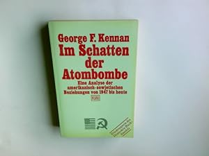 Seller image for Im Schatten der Atombombe : e. Analyse d. amerikan.-sowjet. Beziehungen von 1974 bis heute. George F. Kennan. bers. aus d. Amerikan. Hainer Kober . / KiWi ; 18 for sale by Antiquariat Buchhandel Daniel Viertel