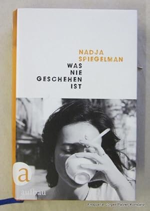 Seller image for Was nie geschehen ist. Aus dem Amerikanischen von Sabine Kray. Berlin, Aufbau, 2018. 394 S., 3 Bl. Or.-Pp. mit Schutzumschlag. (ISBN 9783351037055). for sale by Jrgen Patzer