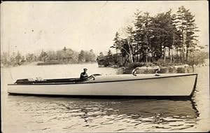 Foto Ansichtskarte / Postkarte Mann in einem Motorboot