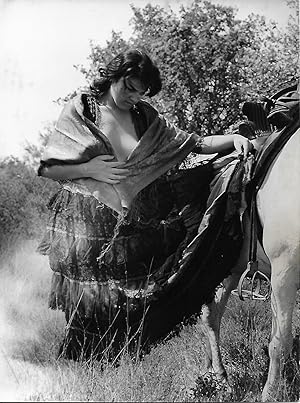 Image du vendeur pour Gitane portant un large dcollet  cot d'un cheval.Photographie originale en tirage argentique. mis en vente par Bouquinerie Aurore (SLAM-ILAB)