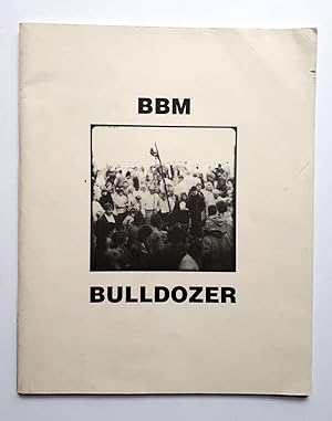 Imagen del vendedor de BBM Bulldozer mit der Fotodokumentation der Performances Im Grunde sind wir Zeichen; Bulldozer etc., 1990 a la venta por Verlag IL Kunst, Literatur & Antiquariat