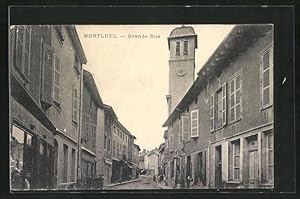 Carte postale Montluel, Grande Rue, vue de la rue im Ort avec Kirchturm