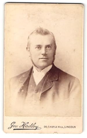 Photo Geo. Hadley, Lincoln, Portrait bürgerlicher Herr im Anzug mit Krawatte und Bart