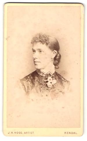 Photo J. Henry Hogg, Kendal, Portrait junge Dame in hübscher Kleidung mit Ansteckblumen