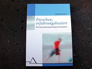 Bild des Verkufers fr Forschen erfahrungsbasiert. Eine bewusstseinspsychologische Perspektive. Unter Mitarbeit von Nicole Baden, Jrgen Bantelmann, Peter Fischer, Gudrun Koch-Gppert und Claudia Zieroff. (= Psychologie und Kultur des Bewusstseins. Herausgegeben von Wilfried Belscher und Harald Walach. Band 2). Mit Widmung und Signatur des Verfassers! zum Verkauf von Versandantiquariat Abendstunde