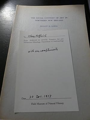 Bild des Verkufers fr The Social Context of Art in Northern New Ireland. - Inliegend ein pers. Karte/ Zettel, fr Klaus Helfrich (Direktor des Vlkerkundemuseums, Berlin) vom Autor Phillip H. Lewis "with complimensts" ausgestellt, dat.) zum Verkauf von Antiquariat Maralt