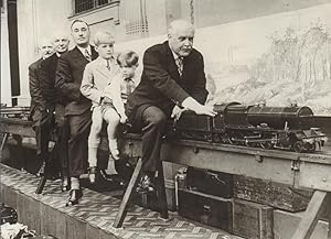 Sir Josiah Stamp spielt Eisenbahn / Sir Josiah Stamp rides a model railway engine at a model engi...