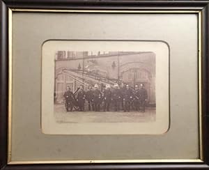 Feuerwehr Isny mit ihrer neuen Feuerleiter : FOTOGRAFIE 1892 : Albuminfotografie unbezeichnet auf...