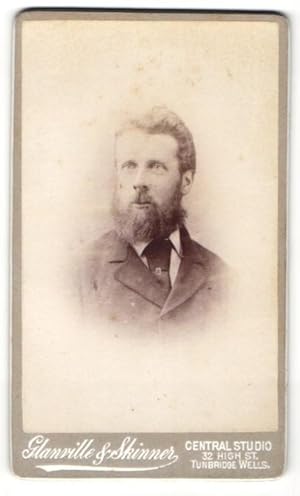 Photo Glanville, Skinner, Tunbridge Wells, Portrait stattlicher junger Mann mit Vollbart