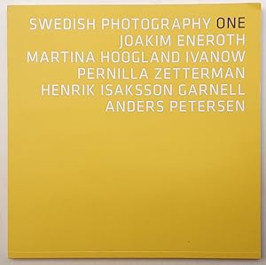 Image du vendeur pour Swedish Photography ONE : Joakim Eneroth / Martina Hoogland Ivanow / Pernilla Zetterman / Henrik Isaksson Garnell / Anders Petersen. mis en vente par BuchKunst-Usedom / Kunsthalle