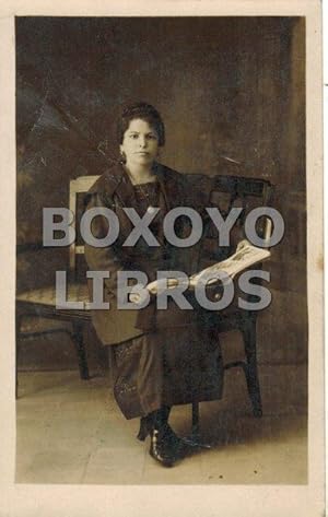 Tarjeta postal fotografica de una señora sentada leyendo del fotógrafo Vicente en Preciados 6 Madrid