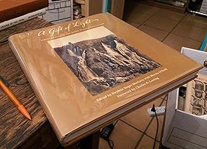 Image du vendeur pour A Gift of Light: Photographs in the Janos Scholz Collection mis en vente par Xochi's Bookstore & Gallery