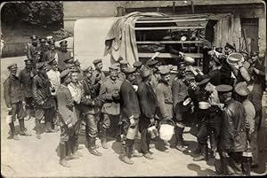 Foto Ansichtskarte / Postkarte Deutsche Soldaten im Ersten Weltkrieg, Essensausgabe am Lastwagen