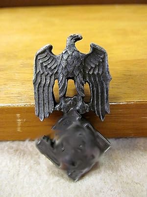 Reichsadler hält Hakenkreuz. Anstecker mit rückseitiger Sicherheitsnadel.