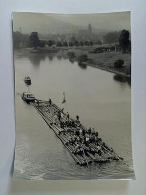 Original-Photographie: Flößer auf der Weser, im Hintergrund Hann. Münden