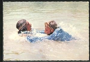 Image du vendeur pour Ansichtskarte Lex Barker in Winnetou, Im Wasser kommt es zu einem erbitterten Kampf. mis en vente par Bartko-Reher