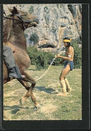 Image du vendeur pour Ansichtskarte Eine Szene aus dem Karl May-Film Winnetou, I. Teil, Santer ttet Winnetous Boten Schwarzer Adler. mis en vente par Bartko-Reher