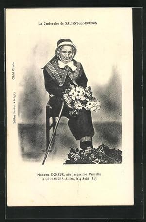Carte postale Saligny-sur-Roudon, La Centenaire Madame Domeur, chienertjährige