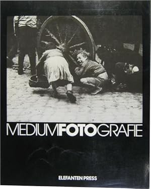 Seller image for Medium Fotografie. [basiert auf der gleichnam. Ausstellung in Halle: Galerie Roter Turm , 4. 12.1977 - 26.3.1978]. for sale by Rotes Antiquariat