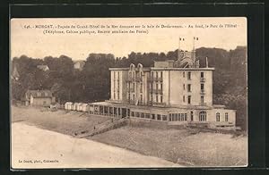 Carte postale Morgat, Facade du Grand-Hotel de la Mer donnant sur la baie de Douarnenez, Au fond,...