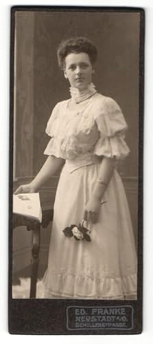 Bild des Verkufers fr Fotografie Ed. Franke, Neustadt a / O., Portrait junge Dame im hbschen Kleid mit Zeitung und Blume zum Verkauf von Bartko-Reher
