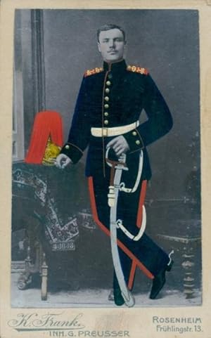 CdV K. Frank Rosenheim, Deutscher Offizier in Garde Uniform, Säbel, koloriert - Inh.: G. Preusser