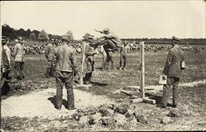 Foto Ansichtskarte / Postkarte Deutsche Soldaten zur Kaiserzeit beim Hochsprung, Gasmaskendose