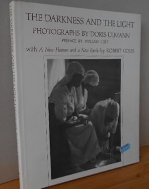 Imagen del vendedor de The darkness and the light: Photographs by Doris Ulmann. Pref. by William Clift. With "A new heaven and a new earth" / by Robert Coles a la venta por Versandantiquariat Gebraucht und Selten