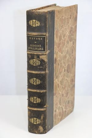 Bild des Verkufers fr OEUVRES DE SIDOINE APOLLINAIRE. Texte Latin. C. Soll. Apollinaris Sidonii Opera. Publies pour la premire fois dans l'ordre chronologique d'aprs les Mss. de la Bibliothque Nationale accompagnes de notes des divers commentateurs prcdes d'une introduction contenant une tude sur Sidoine Apollinaire avec des dissertations sur sa langue, la chronologie de ses oeuvres, les ditions et les manuscrits. zum Verkauf von Librairie Le Trait d'Union sarl.