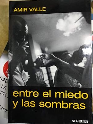 Imagen del vendedor de Entre El Miedo y Las Sombras (Negrura) (Spanish Edition) a la venta por Comprococo